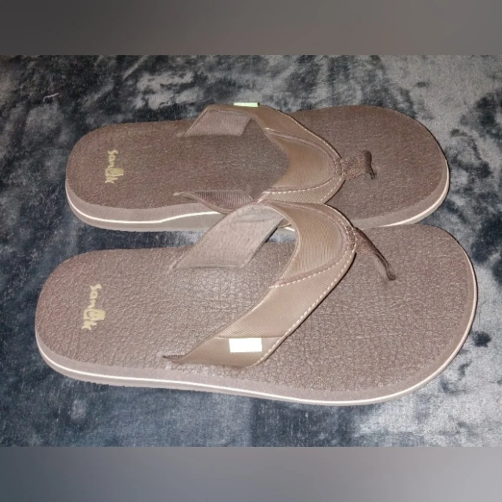 Sanuk Brown and Tan Flip Flops Sz 8